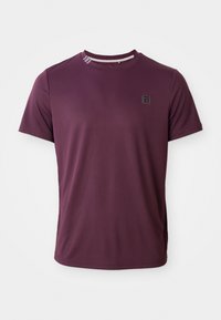 T-shirt bordeaux à manches courtes en tissu lisse, avec un col rond et un petit logo sur la poitrine.