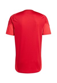 T-shirt de sport rouge à manches courtes, fabriqué en tissu lisse et léger. Présente un col rond et un design sobre sans motifs ni accents supplémentaires.