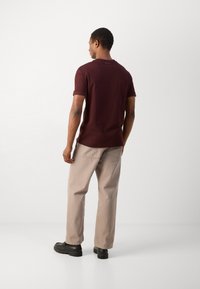 Antony Morato SLIM FIT  WITH INJECTION LOGO PATCH EFFECT - T-shirts print - dark cherry