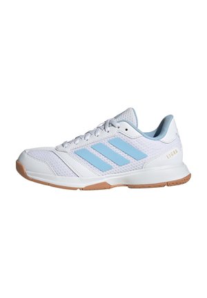 Zapatilla Adidas blanca y azul claro con parte superior de malla, tres rayas azul claro en el lateral y suela de goma color caramelo.