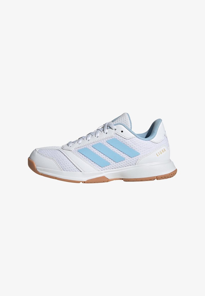Baskets Adidas blanches et bleu clair avec dessus en mesh, trois bandes bleu clair sur le côté et semelle en gomme.