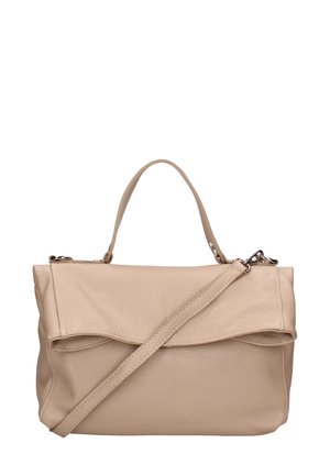 Borsa a tracolla in pelle beige con finitura testurizzata, dotata di una patta ribaltabile, manico superiore e tracolla regolabile.