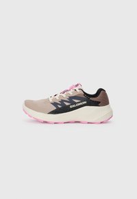 Scarpa da corsa Salomon beige e rosa con logo nero e dettagli di design, intersuola crema e suola rosa, vista di lato su uno sfondo neutro.