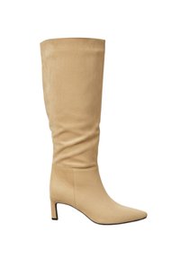 Bottes beiges montantes en matériau doux et texturé, avec un bout pointu et un petit talon. Empeigne lisse avec des détails froncés.