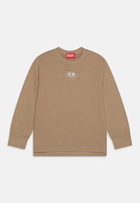 Camicia a maniche lunghe marrone in misto cotone, con collo a giro e polsini a costine. Logo centrato in argento sul petto; etichetta rossa del marchio sul colletto.