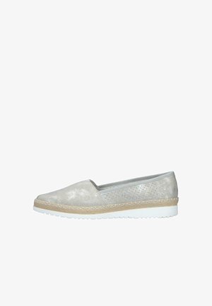 Zapato sin cordones de color gris claro con parte superior texturizada, detalle de entresuela de yute tejido y suela de goma blanca con estrías.