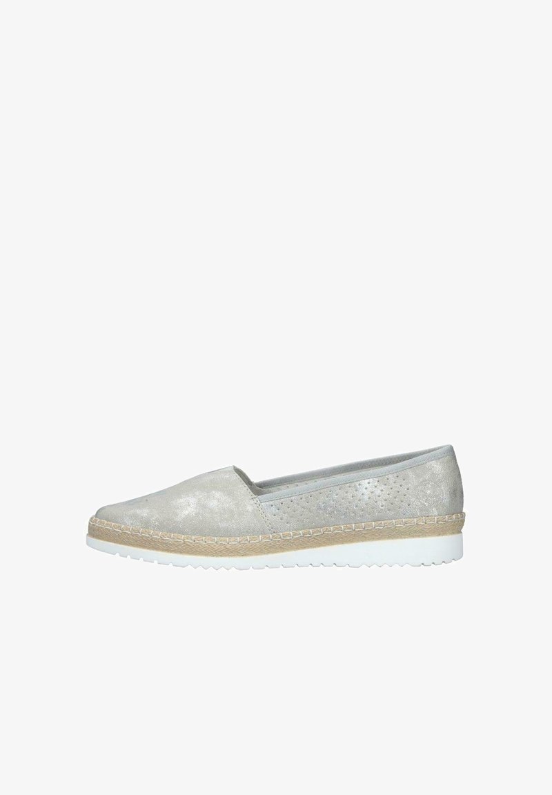 Chaussure à enfiler gris clair avec empeigne texturée, détail de semelle intermédiaire en jute tissé, et semelle en caoutchouc blanche rainurée.