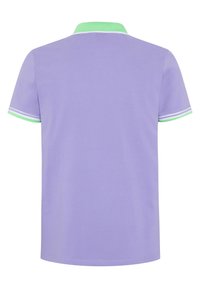 Kurzarm-Polohemd in Helllila mit grünem Kragen, weißen Akzenten an den Ärmeln und einer weichen Textur. Einfaches und klassisches Design.