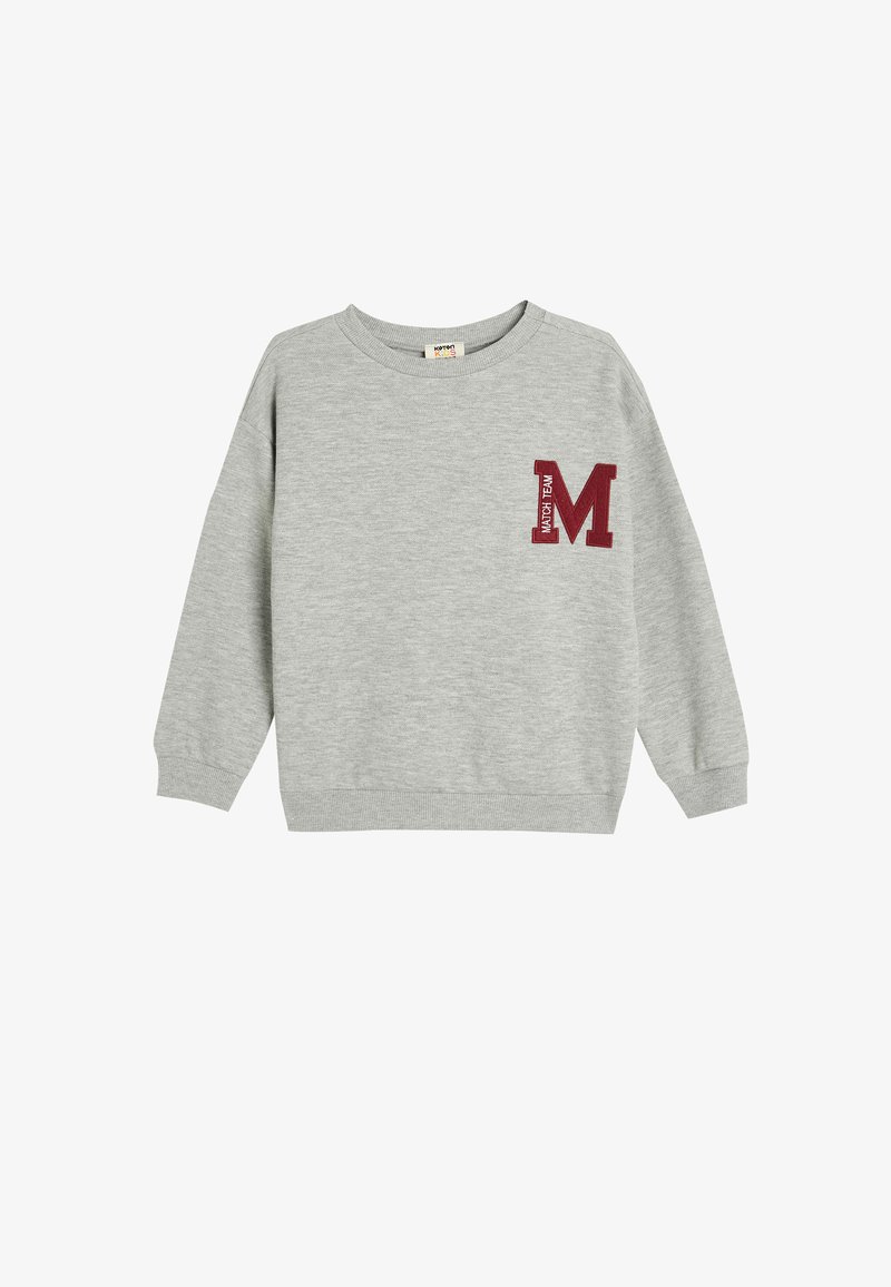 Sudadera gris con cuello redondo, mangas largas y una letra "M" burdeos en el pecho. Hecha de una tela suave de peso medio.