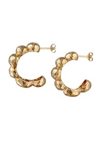 Boucles d'oreilles en or avec un design texturé et ondulé. Les boucles ont une forme semi-circulaire et des espaces ouverts, mettant en valeur leur forme unique.