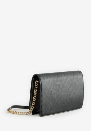 Schwarze, strukturierte Crossbody-Tasche aus Kunstleder mit einer goldenen Kettenriemen, die ein geradliniges Design und einen glatten Klappenverschluss bietet.