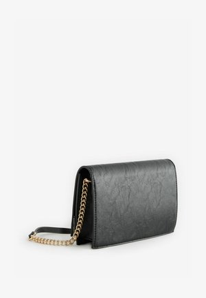 Bolso bandolera de imitación cuero negro texturizado con una correa de cadena dorada, que presenta un diseño estructurado y un cierre de solapa suave.