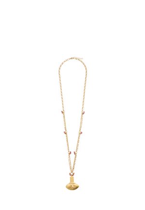 Złoty łańcuszek z małymi czerwonymi koralikami i abstrakcyjnym złotym wisiorkiem na środku.
