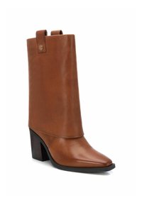 Carmela Botas - camel