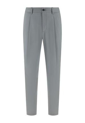 Pantalon gris clair sur mesure avec passants de ceinture, plis devant, braguette zippée et fermeture par bouton.