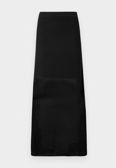 Zwarte lange rok met een getextureerd breipatroon, voorzien van een effen zwarte tailleband en een rechte snit. Al met al heeft het een minimalistische stijl.