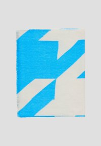 Blauwe en witte geometrisch patroon sjaal met een zachte textuur, rechthoekige vorm en franjeranden, gemaakt van lichtgewicht materiaal.