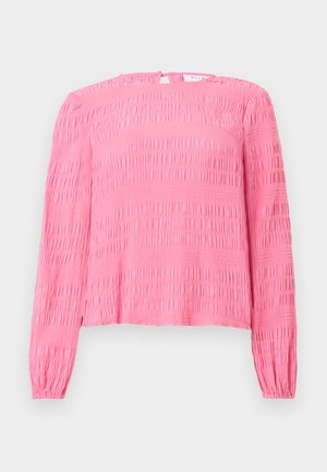Roze blouse met lange mouwen en textuur, met geplooide stof en een kleine knoopsluiting achter bij de hals, weergegeven op een vlakke witte achtergrond.
