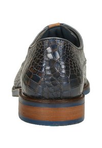 Donkerblauwe leren schoen met een reptieltextuur, ronde neus en een bruine houten hak. Bevat een gladde binnenvoering en subtiele blauwe accenten.
