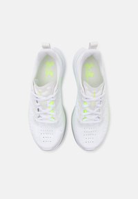 Scarpe da ginnastica bianche con una tomaia in tessuto traspirante, dettagli in verde neon e lacci standard. Presenta numerose perforazioni per la ventilazione.