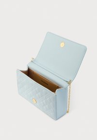 Πορτοφόλι από δερματίνη σε ανοιχτό μπλε χρώμα με κεντητό σχέδιο, χρυσά μεταλλικά στοιχεία, λουράκι αλυσίδας και ανοιχτή φλιπ που αποκαλύπτει καφέ εσωτερικό με θέσεις για κάρτες.