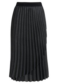 Falda negra con pliegues y un acabado texturizado, con una cinturilla en contraste que presenta el nombre de la marca, mostrando un diseño en capas y un dobladillo asimétrico.