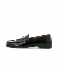 Schwarze Lederhalbschuhe mit glänzender Oberfläche, dekorativem silbernem Hardwareakzent und einer niedrigen, flachen Gummisohle. Klassisches Design.
