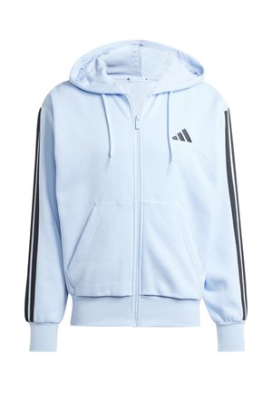 Sudadera con cremallera color azul claro, con un bolsillo frontal, rayas negras en los laterales y un pequeño logo negro en el pecho. Tejido suave con un acabado texturizado.