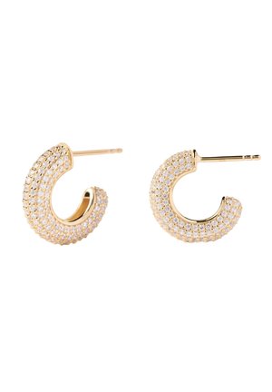 Guld halvmåneformede ørestikker besat med flere små funklende hvide sten, vist mod en hvid baggrund.