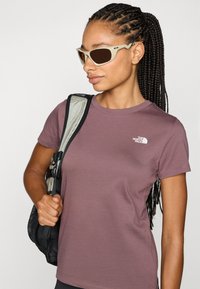 The North Face SIMPLE DOME SLIM TEE - Basic T-shirt - tawny quartz