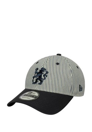Baseballmütze mit vertikalen marineblauen und weißen Streifen, schwarzem Schirm, gesticktem Logo auf der Vorderseite und verstellbarem Größenanpassungsmechanismus auf der Rückseite.