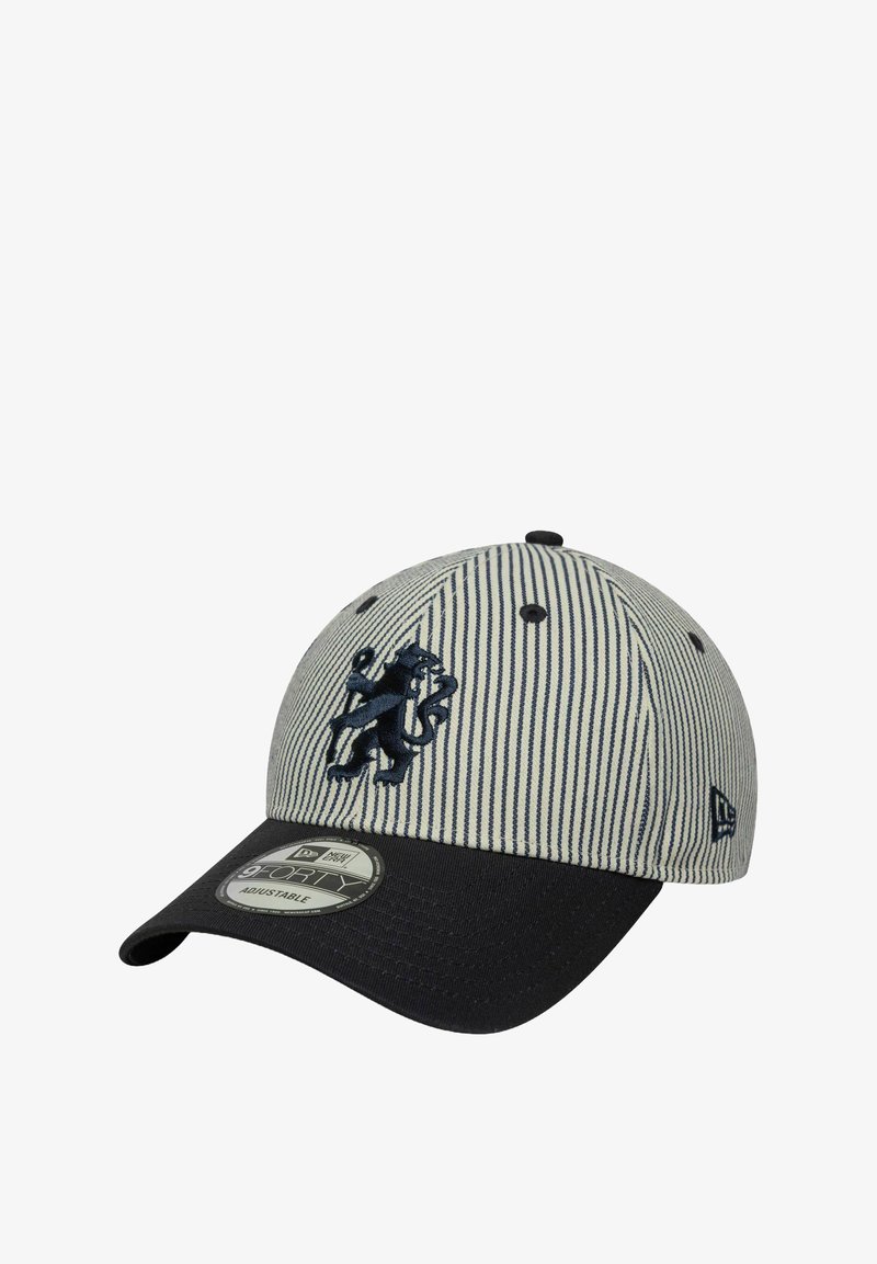 Casquette de baseball avec des rayures verticales bleu marine et blanches, visière noire, logo brodé à l'avant et système de taille ajustable à l'arrière.
