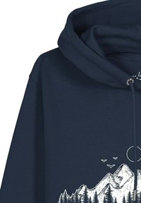 Marineblauwe hoodie met een witte afbeelding van dennenbomen, bergpieken, vliegende vogels en een zon- of maanvorm dichtbij de borst.