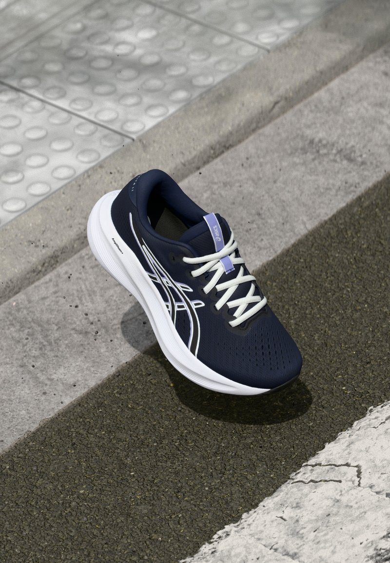 Ναυτικές αθλητικές συσπορτές με αναπνεύσιμο πλέγμα στην επάνω πλευρά, λευκές κορδόνες και ανακλαστικές λεπτομέρειες. Διαθέτει λευκή αφρώδη σόλα και κομψό σχέδιο.