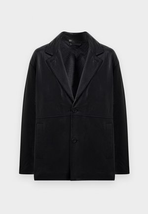 Blazer in pelle nera con colletto a punte, due bottoni e tasche laterali. Caratterizzato da una texture liscia e una silhouette strutturata.