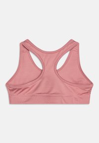 Rosa sport-bh med ett mjukt, strukturerat tyg. Har en racerback-design, breda axelband och en elastisk rem i botten för stöd.