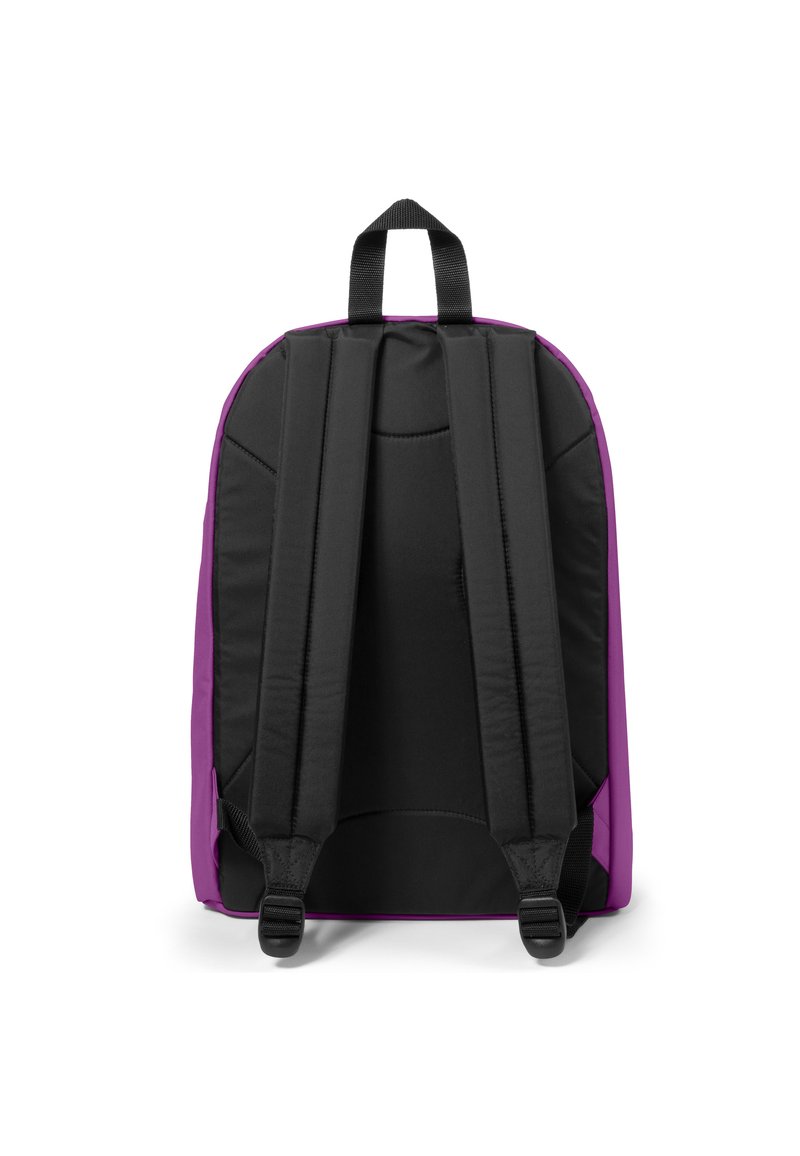 Un sac à dos noir et violet avec des bretelles rembourrées, une poignée supérieure et une texture lisse avec un design minimaliste. Pas de poches visibles.