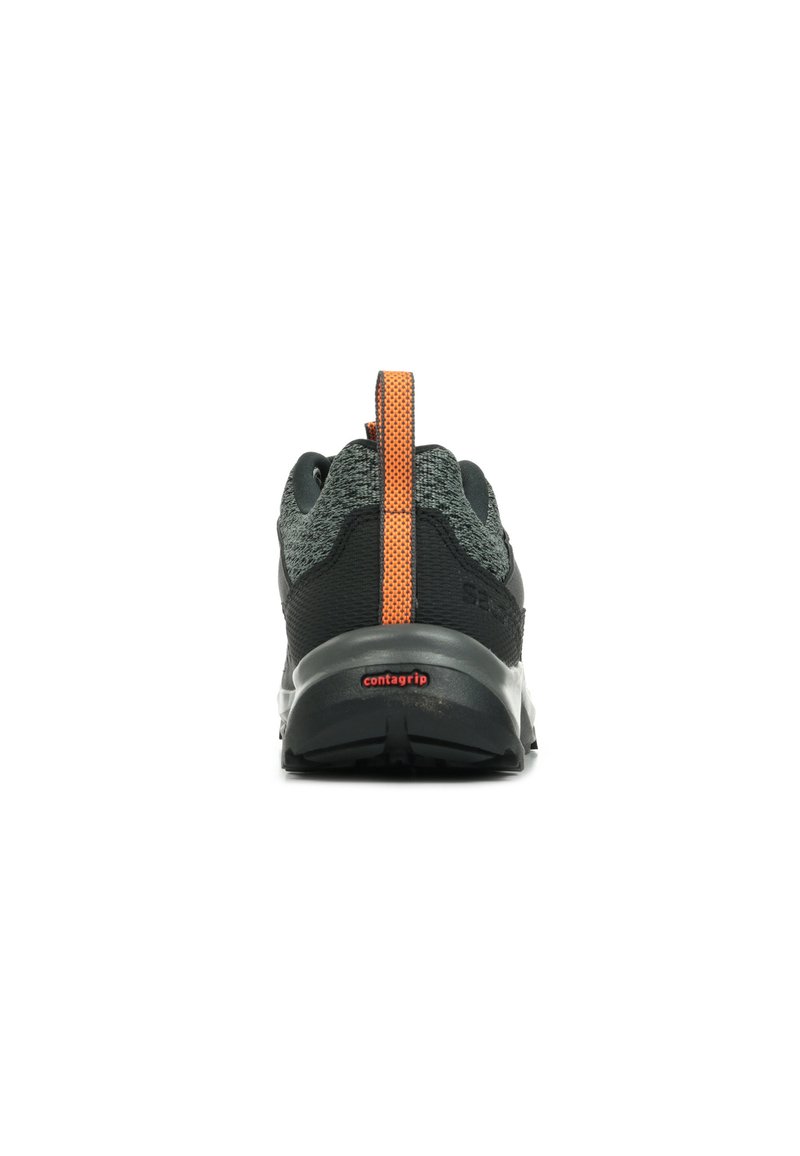 Vista trasera de una zapatilla deportiva negra con parte superior de tejido texturizado, lengüeta naranja y suela Contragrip en contraste.