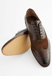 Next OXFORD WING BROGUE - Elegantní šněrovací boty - brown