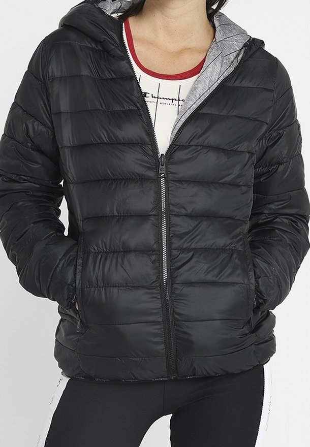 Svart puffjacka med grå huva, quiltad design, hel dragkedja och sidofickor. Har en snygg, lätt textur.