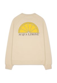 Krämfärgad sweatshirt med en grafisk bild av en gul citronskiva på baksidan och texten "ACQUA LIMONE". Har ribbade ärmslut och nederkant. Mjuk textur.