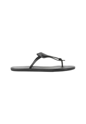 Sandale plate noire avec fines lanières et entre-doigts, design minimaliste, vue latérale sur fond blanc.