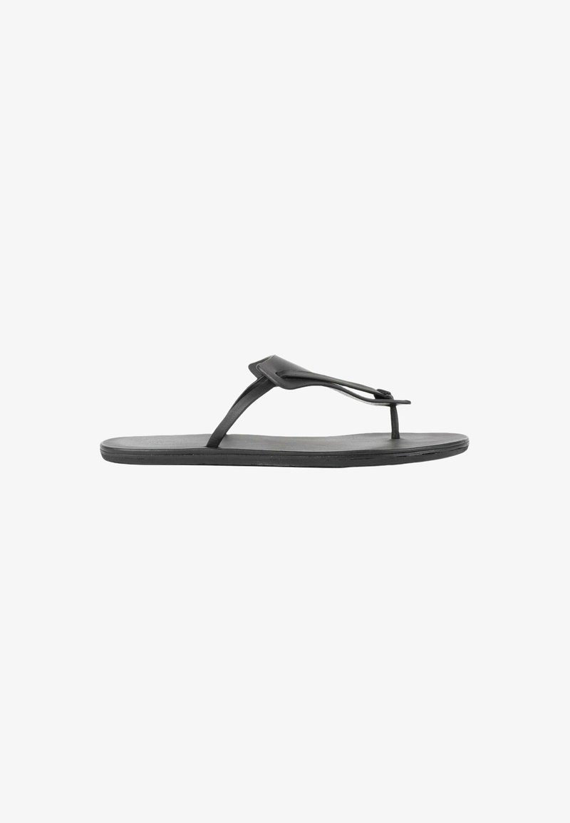 Sandale plate noire avec fines lanières et entre-doigts, design minimaliste, vue latérale sur fond blanc.