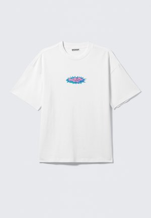 Vit bomulls-t-shirt med avslappnad passform, med en färgstark, stiliserad grafik i rosa och blått i mitten. Kortärmad, rund halsringning.