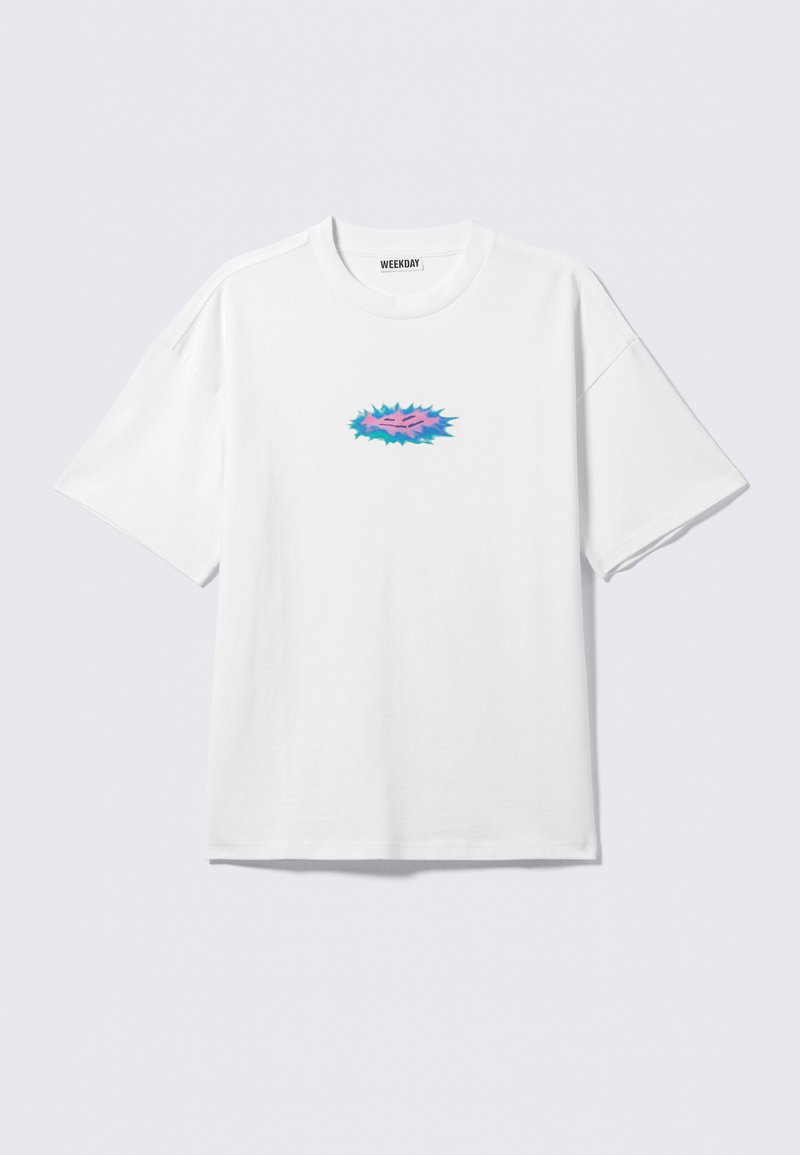 Weißes Baumwoll-T-Shirt mit lockerem Schnitt, das in der Mitte eine farbenfrohe, stilisierte Grafik in Rosa und Blau zeigt. Kurze Ärmel, Rundhalsausschnitt.