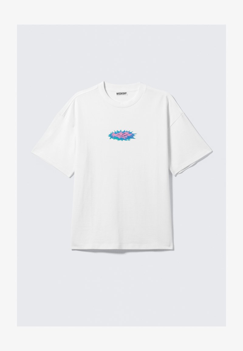 Weißes Baumwoll-T-Shirt mit lockerem Schnitt, das in der Mitte eine farbenfrohe, stilisierte Grafik in Rosa und Blau zeigt. Kurze Ärmel, Rundhalsausschnitt.