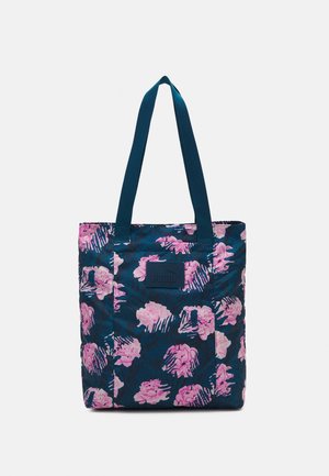 Sac fourre-tout en toile à imprimé floral bleu marine avec motifs de fleurs roses et violettes, doté de bretelles bleues et d'une étiquette de marque texturée.