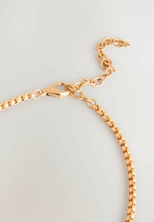 Arany színű fém nyaklánc, különböző formájú, kerek és lapos láncszemekkel. Lobster zár működteti, és állítható lánchosszabbítással rendelkezik.