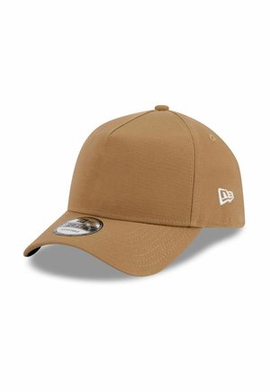 Braune verstellbare Baseballcap mit gebogenem Schirm und weißem Logo an der Seite, auf einem weißen Hintergrund dargestellt.