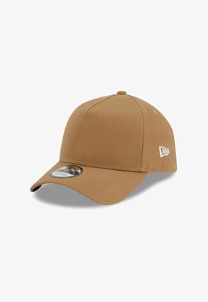 Braune verstellbare Baseballcap mit gebogenem Schirm und weißem Logo an der Seite, auf einem weißen Hintergrund dargestellt.